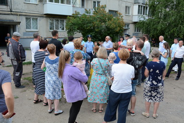 Председатель городской Думы Сергей Овсянников и депутаты обсудили с жителями двух дворов многоквартирных домов возникшие у них вопросы